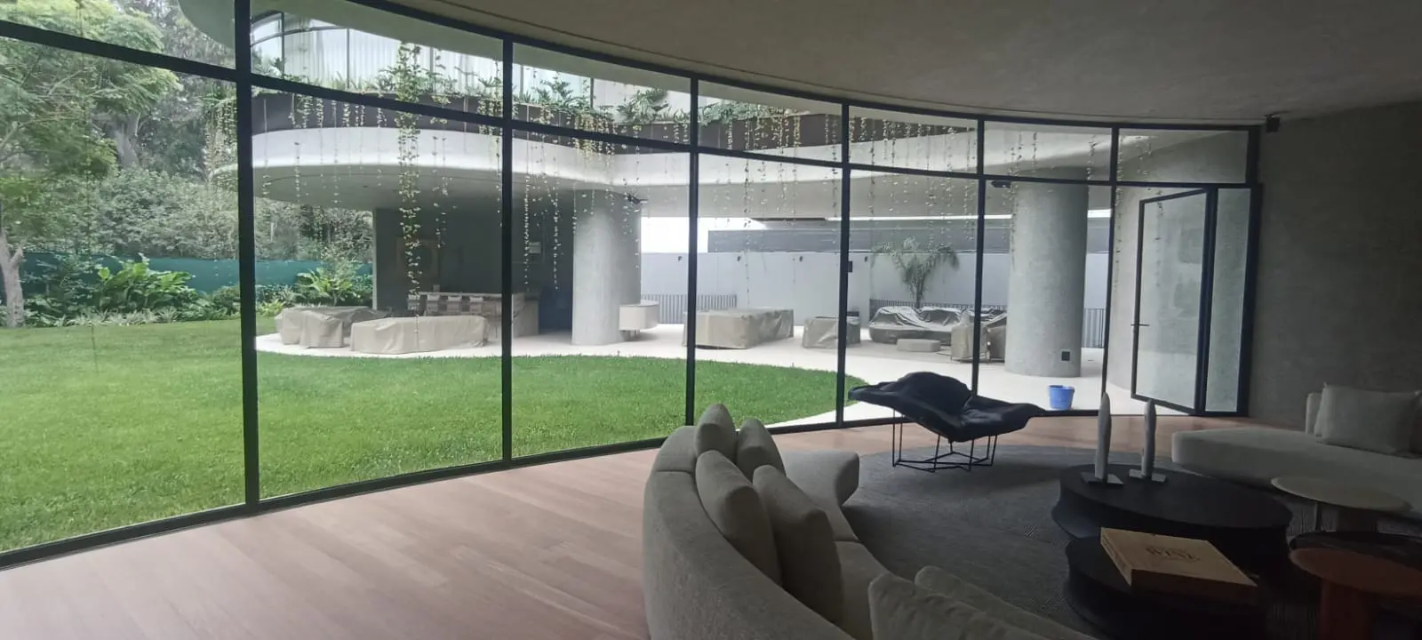 Foto 4 de Casa EmbrioCasa Embrio: Moderna Vivienda de Vidrio Curvo TempladoCasa Embrio
