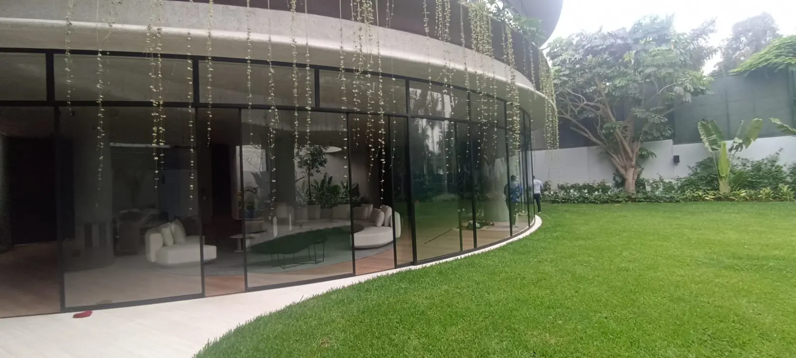 Foto 3 de Casa EmbrioCasa Embrio: Moderna Vivienda de Vidrio Curvo TempladoCasa Embrio