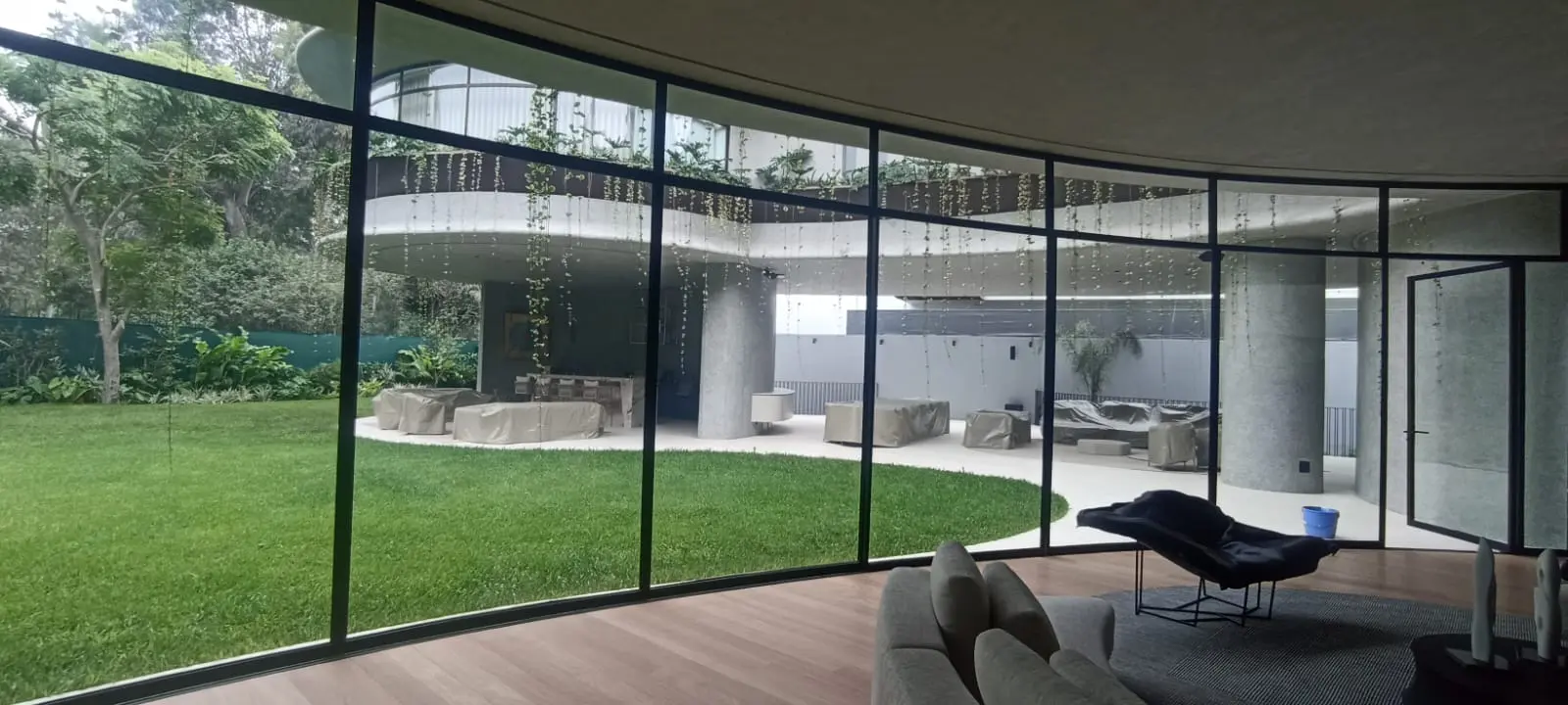 Foto 1 de Casa EmbrioCasa Embrio: Moderna Vivienda de Vidrio Curvo TempladoCasa Embrio