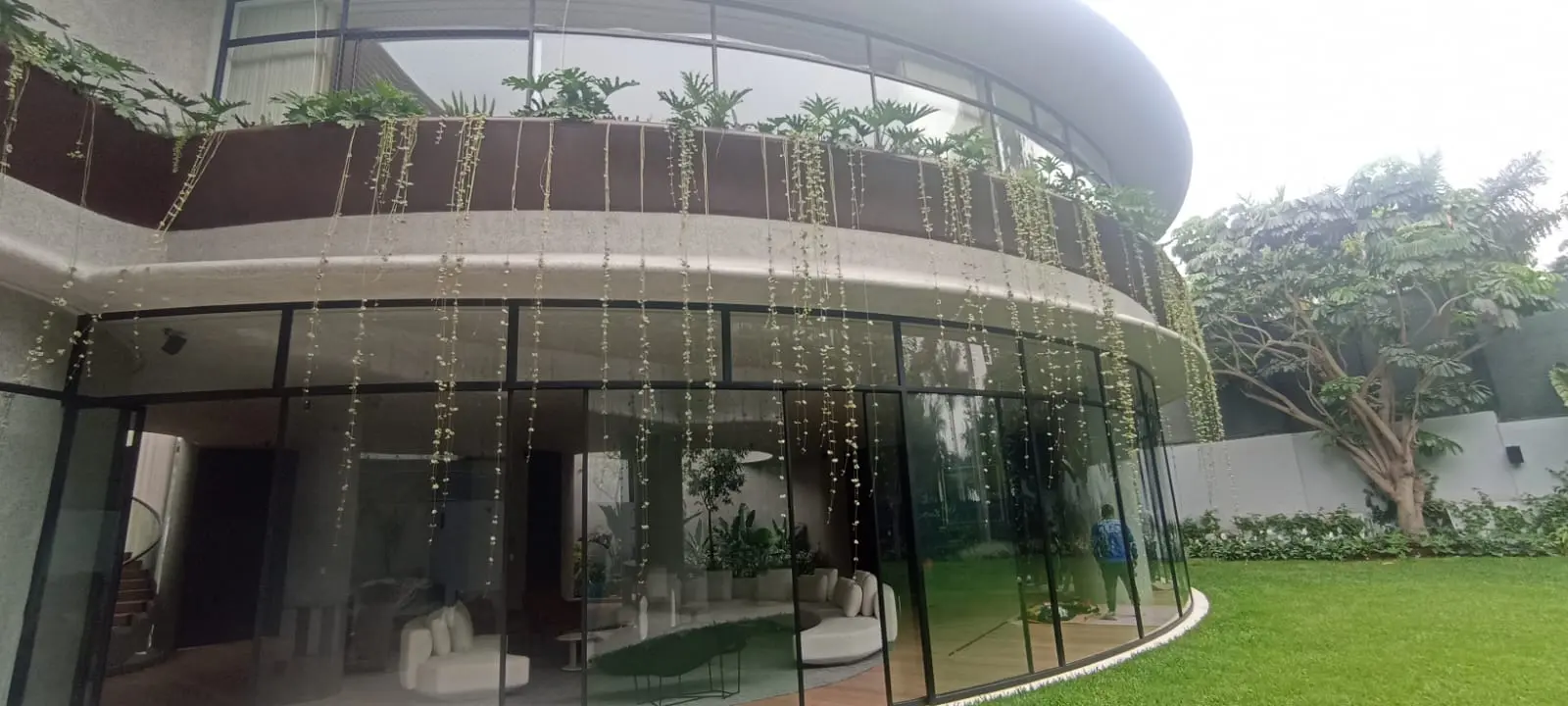 Casa EmbrioCasa Embrio: Moderna Vivienda de Vidrio Curvo TempladoCasa Embrio