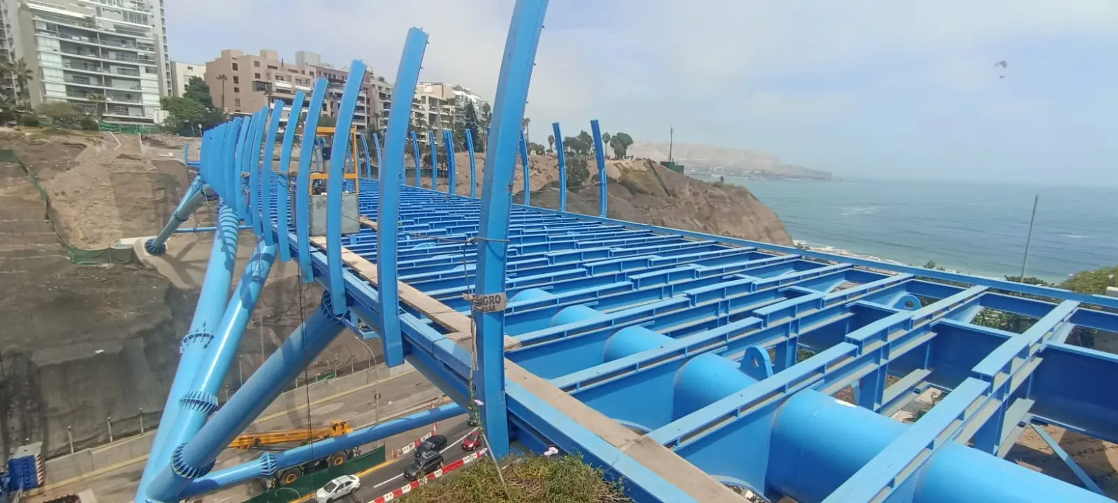 Foto 1 de Puente de Vidrio Curvo Templado: Innovación estructural en el Puente Bicentenario