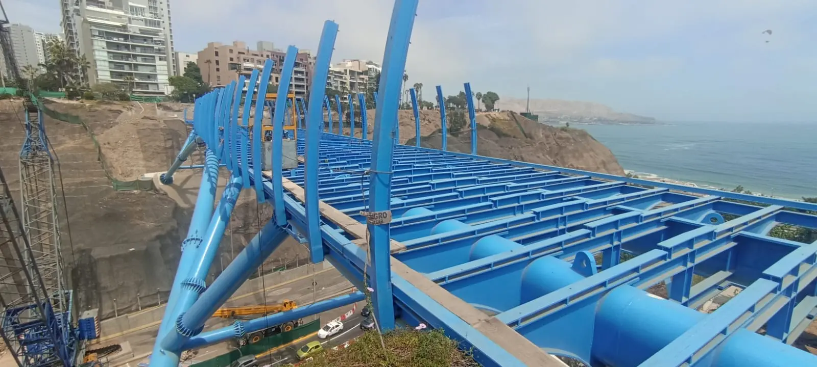 Foto 2 de Puente de Vidrio Curvo Templado: Innovación estructural en el Puente Bicentenario